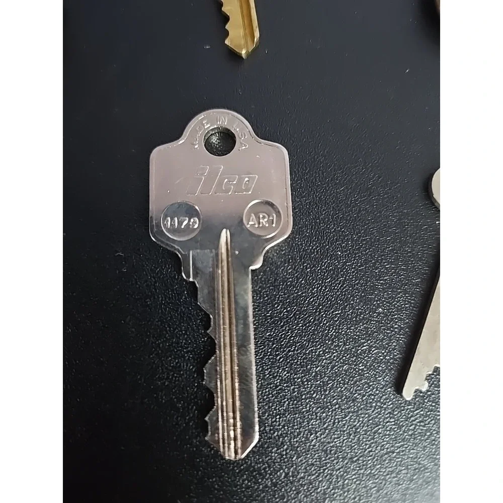 N/A vintage keys